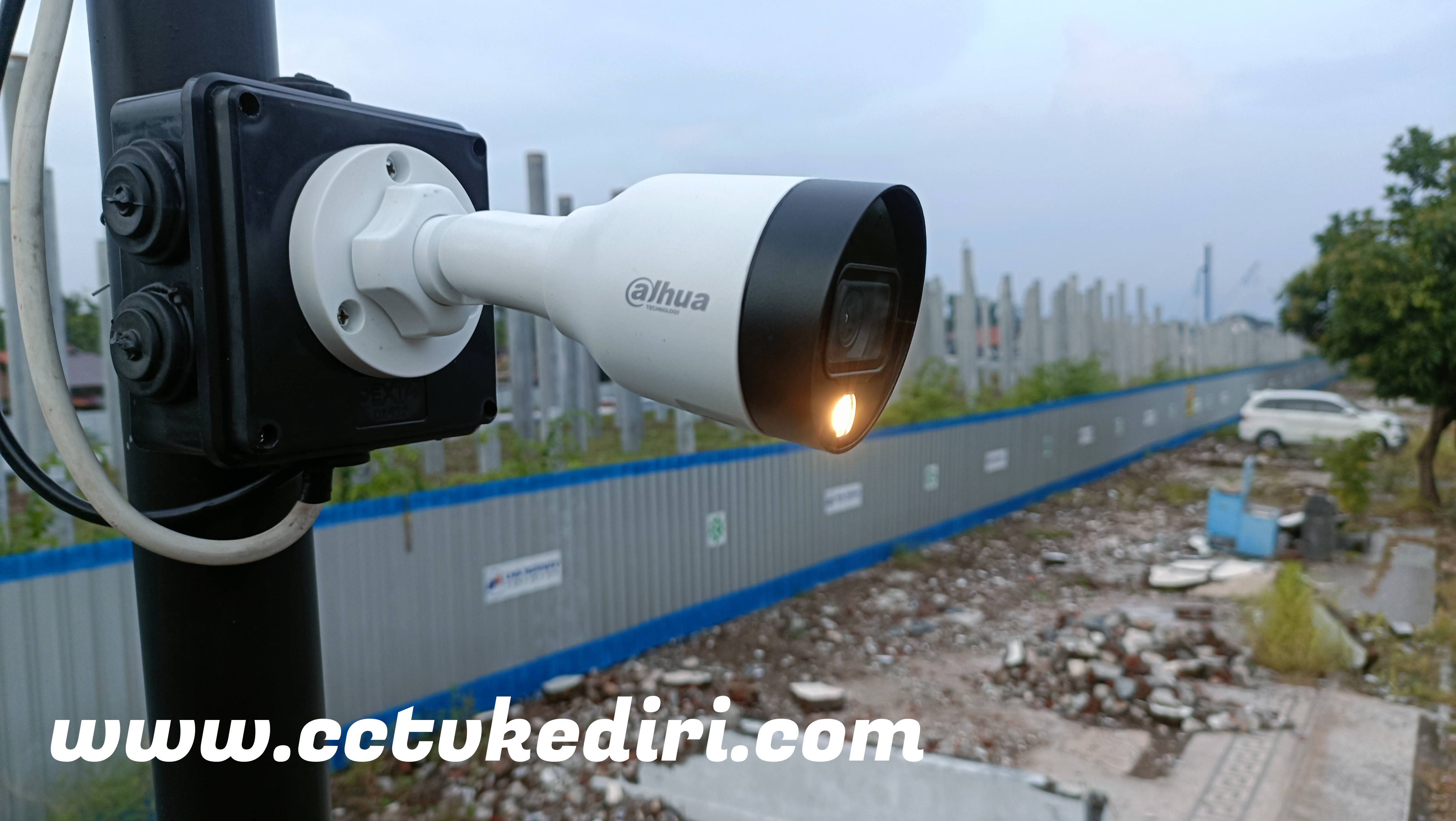 <p>Apa itu CCTV Dahua Ip Cam ? Dahua Ip Cam adalah salah satu produk unggulan dari Perusahaan teknologi asal tiyongkok, Dahua Technology. CCTV jenis ini menggunakan teknologi internet protocol&nbsp; &nbsp; &nbsp; (Ip) yang memungkinkan kamera mengirimkan data video melalui jaringan komputer atau internet. Berbeda dengan CCTV analog tradisional, Ip camera menawarkan kualitas gambar yang lebih tajam, fitur canggih seperti deteksi Gerakan, pengenalan wajah, dan integrasi dengan sistem smart security lainnya.</p>